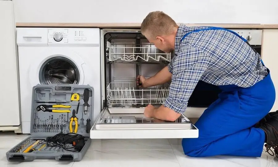 Dilovası Siemens servisi teknisyen ekibi beyaz eşya tamiri yaparken